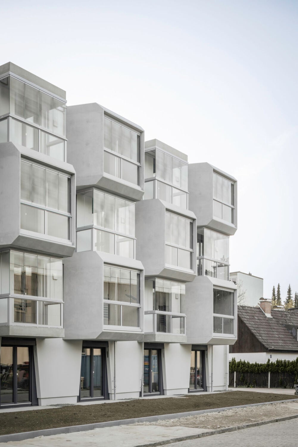 Prägnant für den Neubau ist die reliefartige Fassadengestaltung aus Vor- und Rücksprüngen.