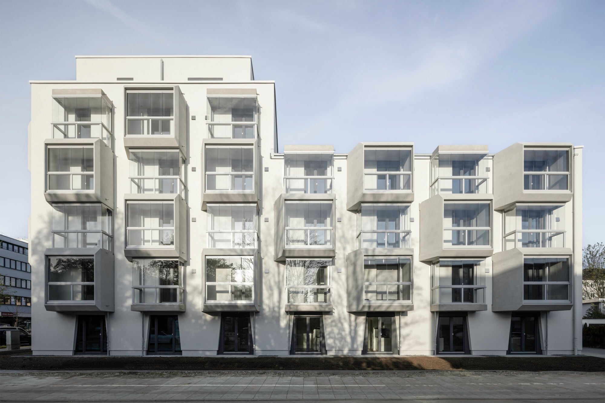 Der an der Kagerstraße gelegene, viergeschossige Gebäudeteil reagiert auf die niedrigere, gegenüberliegende Nachbarbebauung.