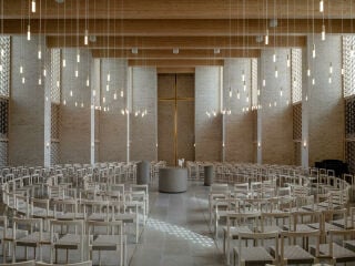 Der zentrale Kirchenraum hat einen quadratischen Grundriss und ist nicht als längliches Schiff mit Chor und Apsis ausgeführt.