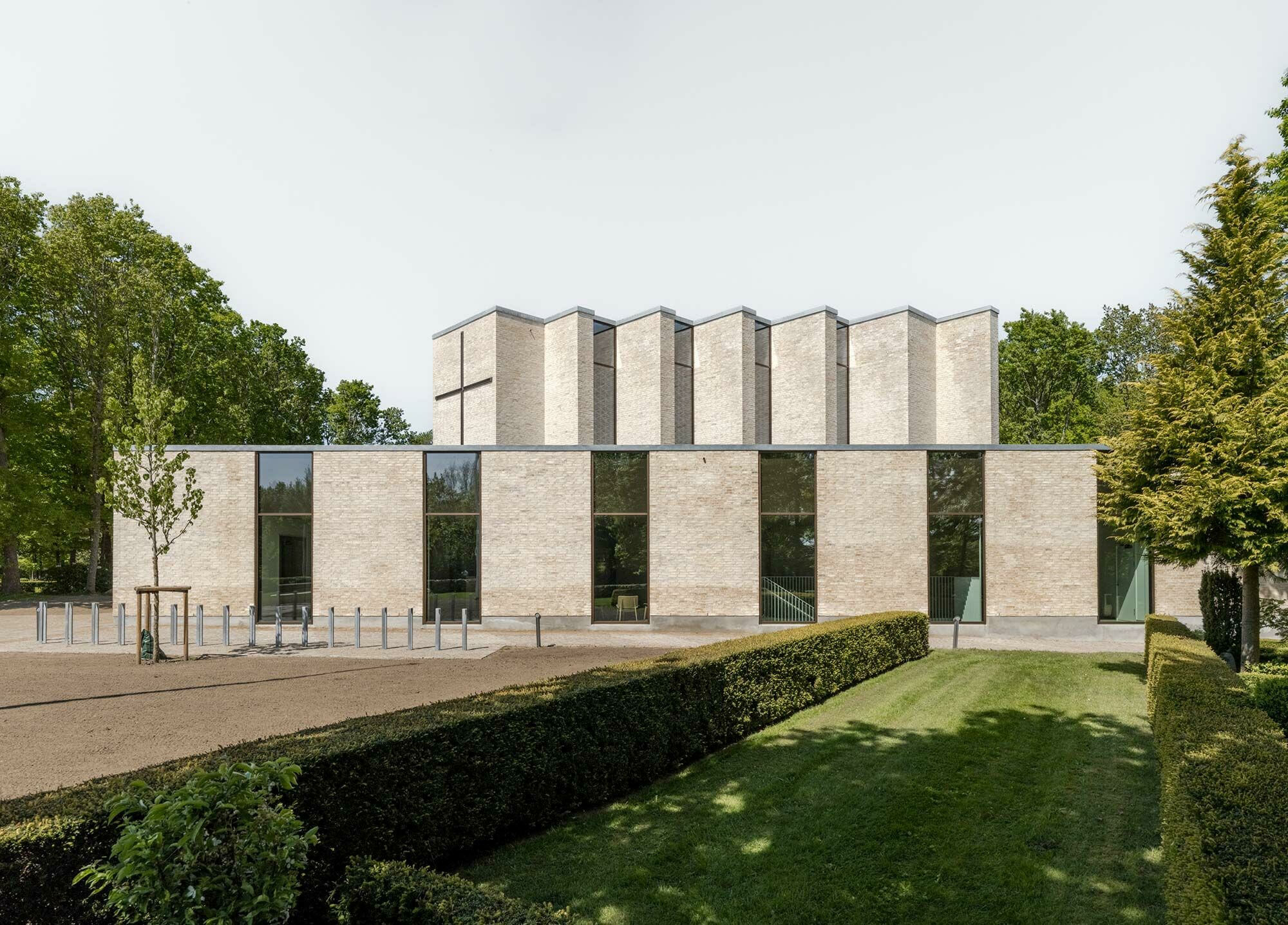 Es gibt weder eine Front- oder Schaufassade noch ein repräsentatives Eingangsportal.