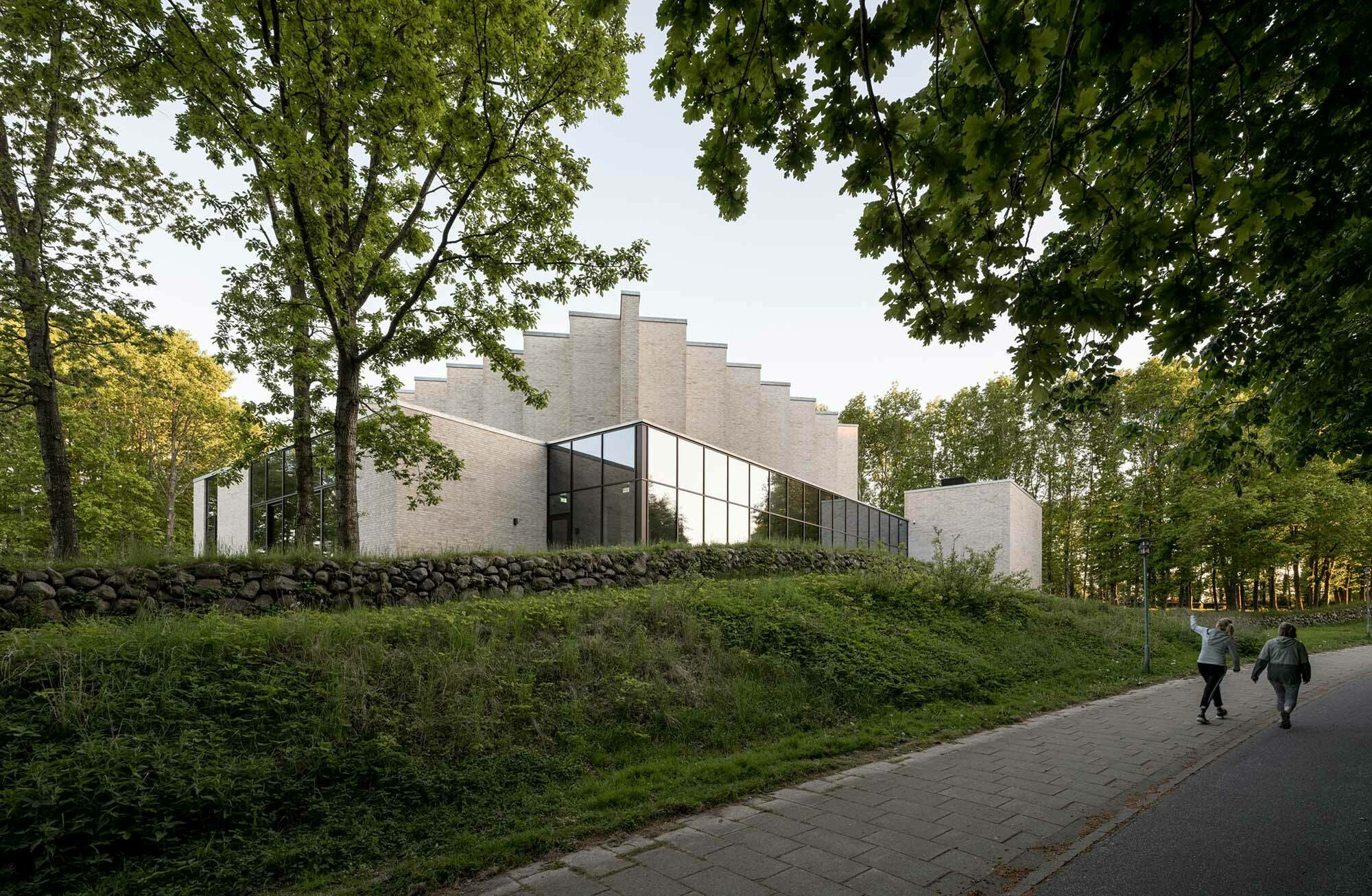 Henning Larsen Architects planten die Kirche als Erweiterung eines Gemeindezentrums.