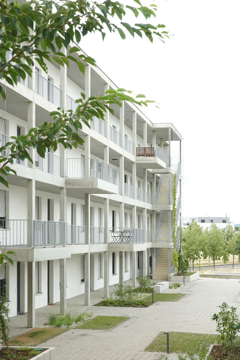 Sie laden durch vereinzelte Aufweitungen zu unterschiedlichsten Aneignungen ein.