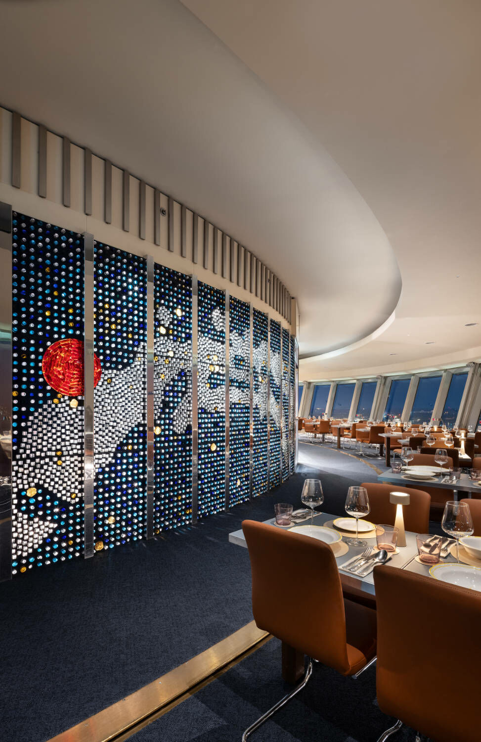 Verlegt wurde in dem Restaurant die Qualität CRYPTIVE 1895 in der Farbe „Night Sky“. 