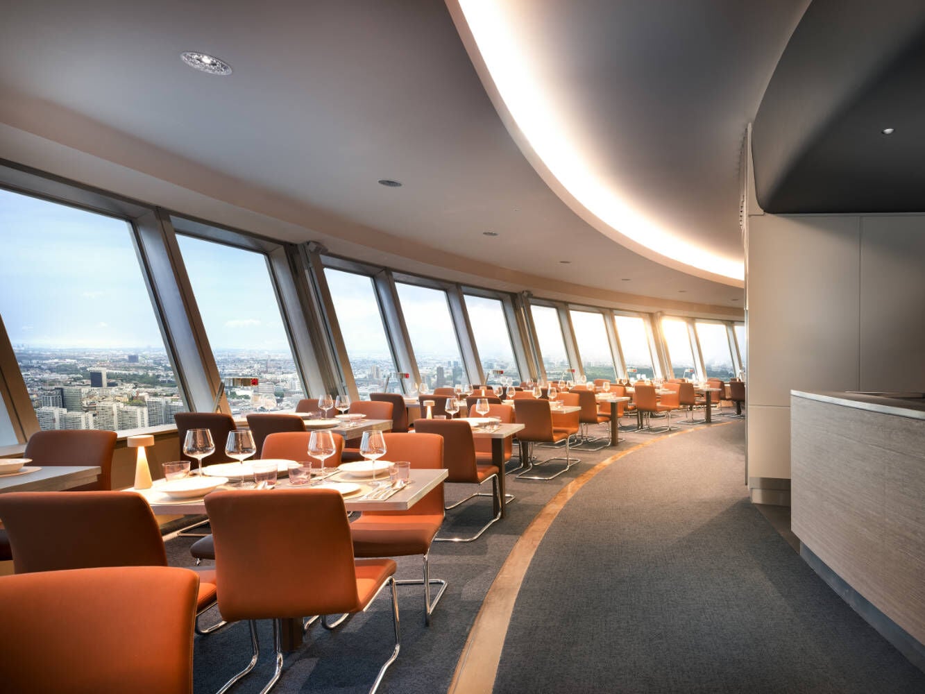 Dittel Architekten haben das Restaurant im Berliner Fernsehturm zu einem Ort gestaltet, der denkmalgeschützte Bausubstanz mit zeitgemäßer Innenraumgestaltung vereint.
