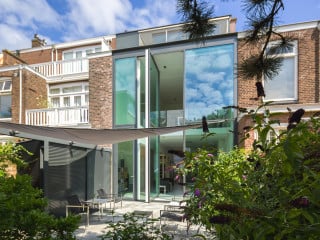 Das Wohnhaus Herenhuis reiht sich auf schmaler Parzelle in eine 1920er-Jahre-Siedlung in Den Haag ein und wurde kürzlich von Cepezed Architekten umgestaltet