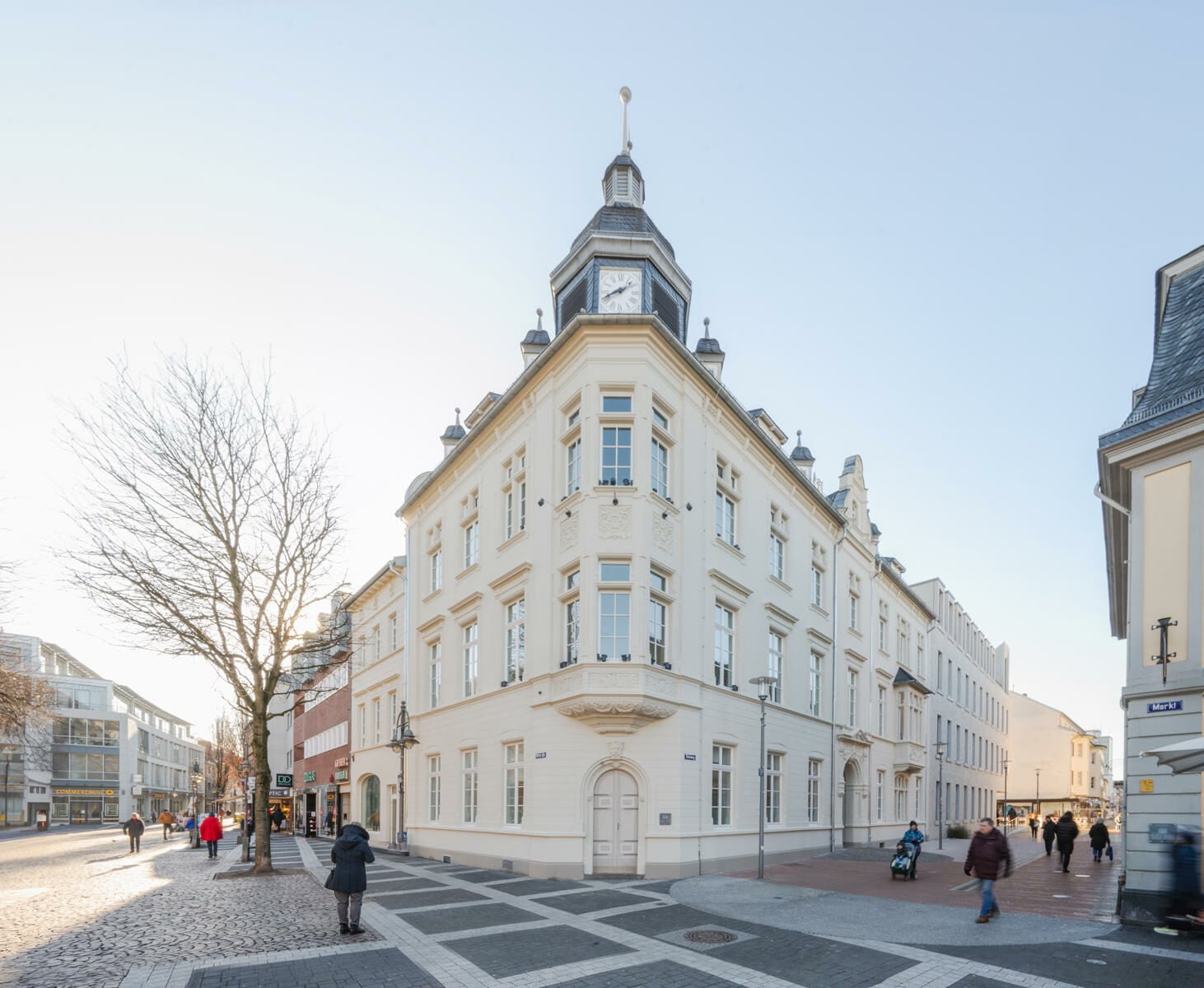 Der Wettbewerb forderte neben dem Erweiterungsbau auch den denkmalgeschützten Bestand zu einem zeitgemäßen, bürgerfreundlichen Haus auszubauen.