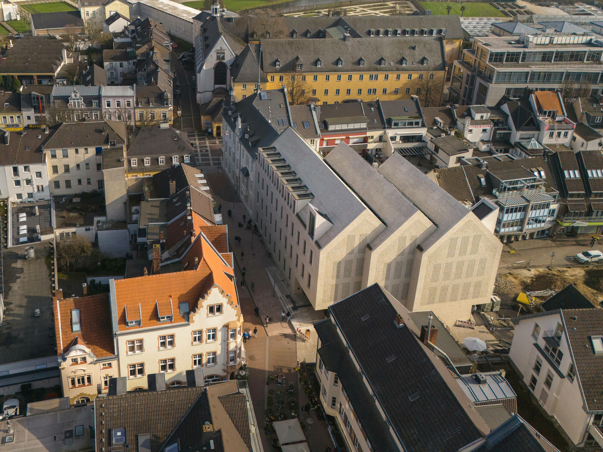 Der 2023 fertiggestellte Neubau von JSWD ersetzt einen Anbau aus den 1960er-Jahren und orientiert sich an der Maßstäblichkeit der Brühler Altstadt. 