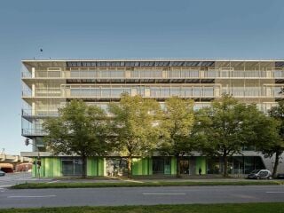Das sechsgeschossige Schulhaus bildet den westlichen Abschluss der Anlage nach Plänen des Architekturbüros h4a. 