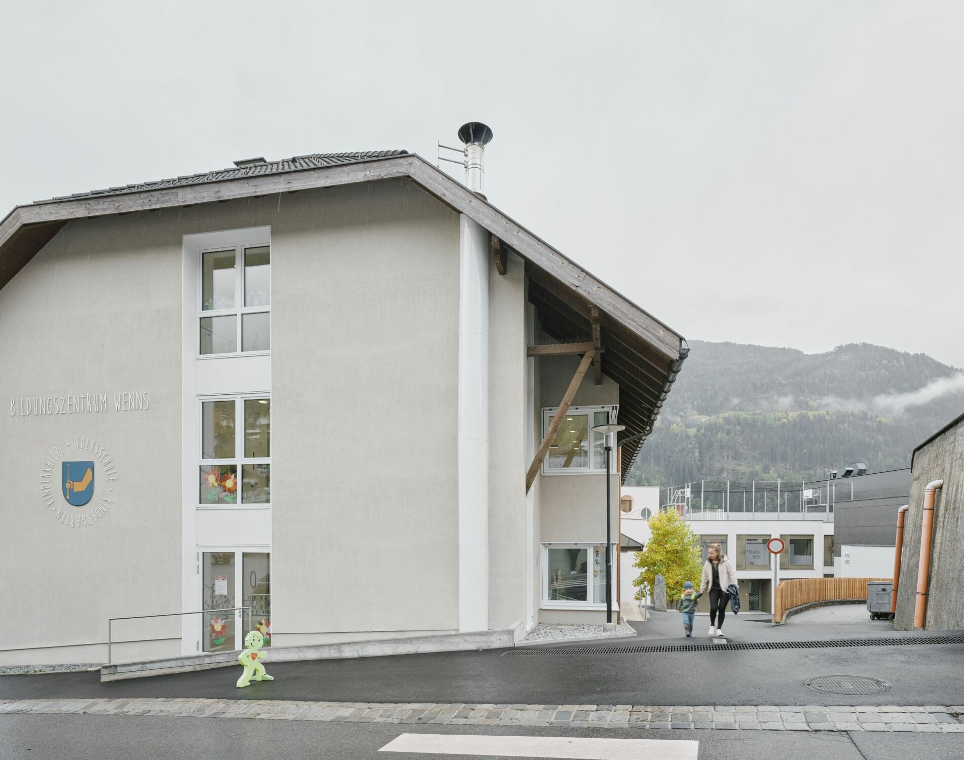 Blick von der westlichen Straße „Unterdorf” auf das Bildungszentrum Wenns mit dem Neubau im Hintergrund