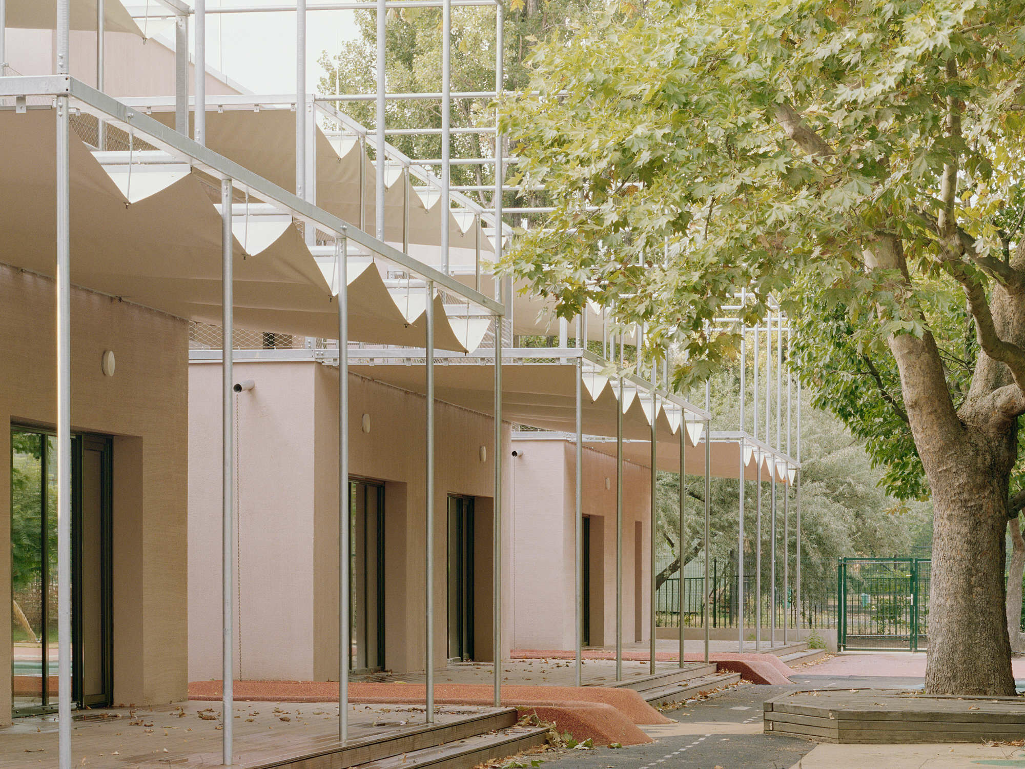 Unter der Leitung von Archikon Architects wurde der Kindergarten Gyöngyszem 2024 saniert und aufgestockt.