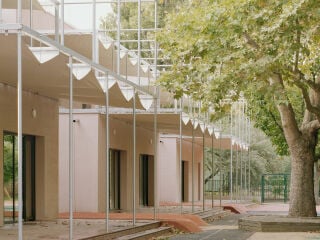 Unter der Leitung von Archikon Architects wurde der Kindergarten Gyöngyszem 2024 saniert und aufgestockt.