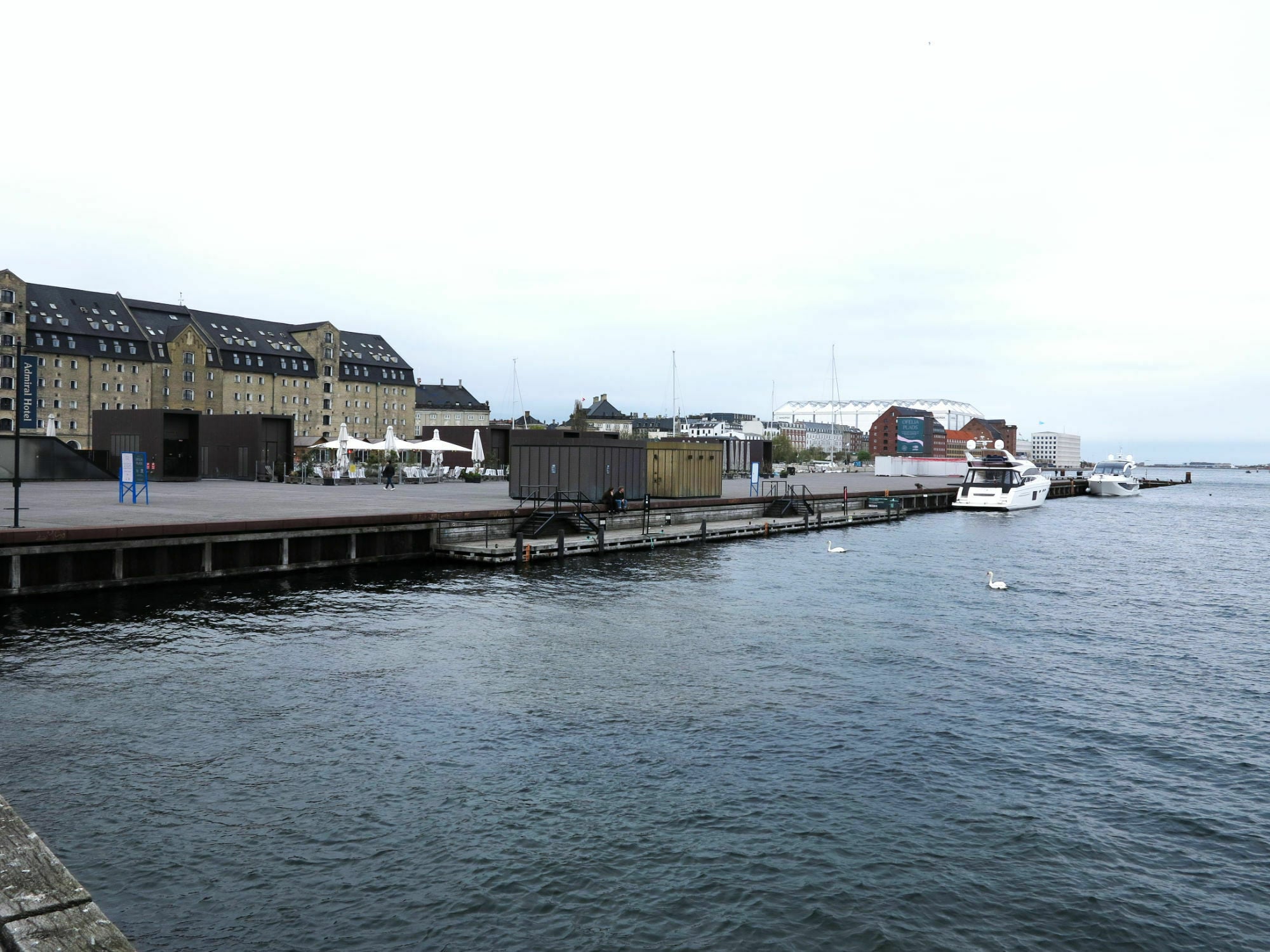 Ofelias Plads ist eine 16.000 Quadratmeter große Terrasse an der Hafenkante im Zentrum von Kopenhagen.