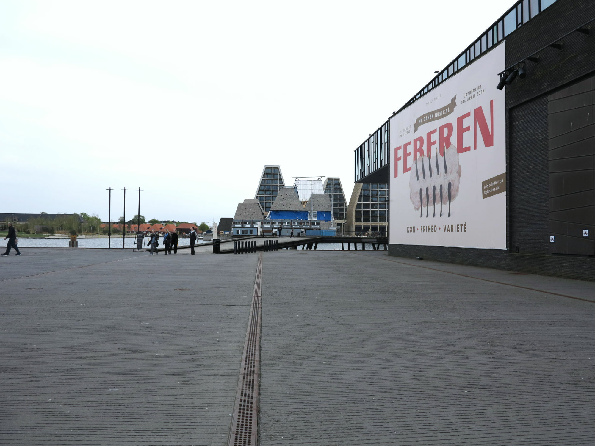 Um das Regenwasser abzuleiten entschieden sich die Planenden für Linienentwässerungen, die alle acht Meter auf dem 320 Meter langen Pier angeordnet sind. 