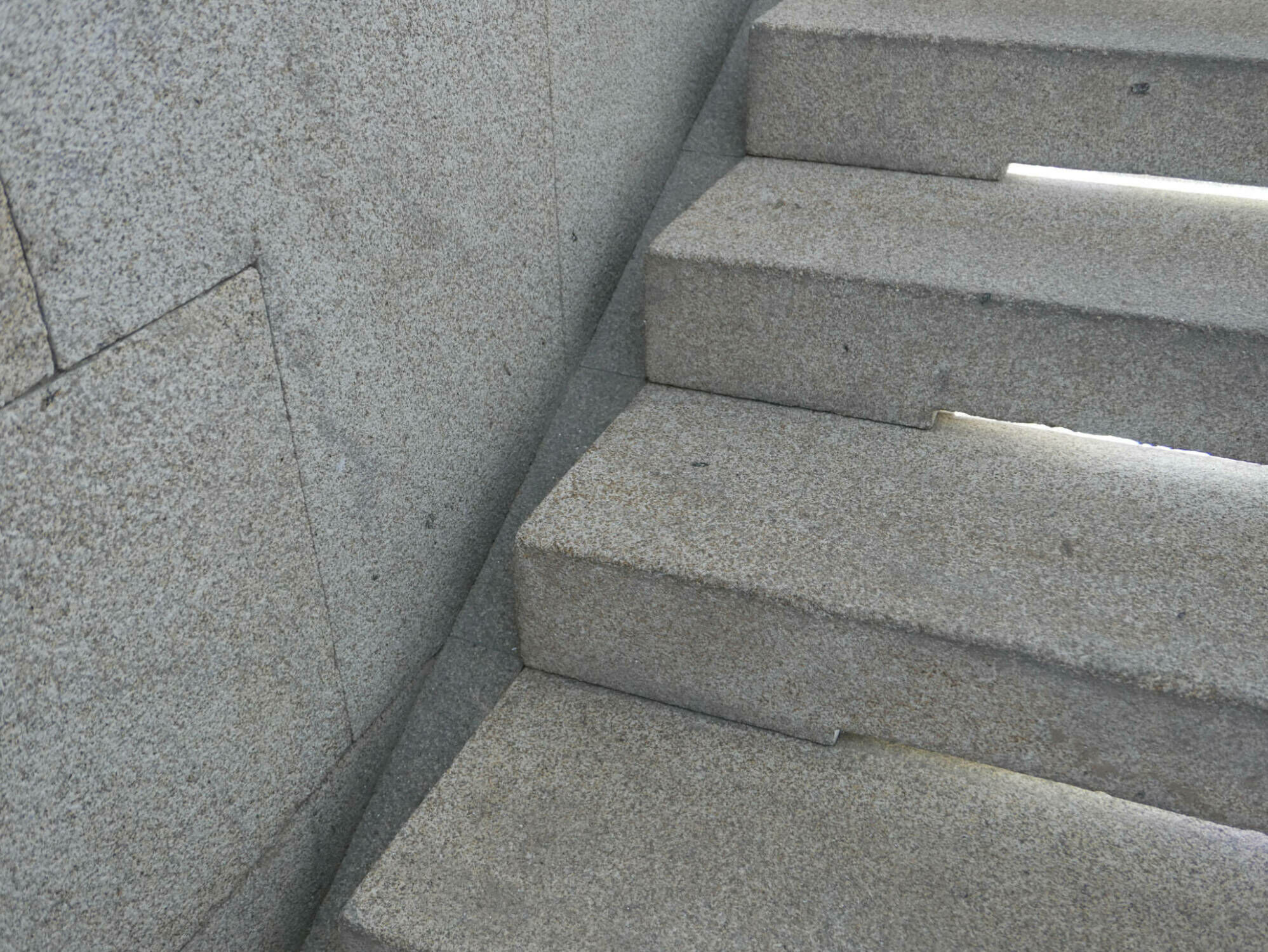 Granit findet vielseitige Anwendung im Bauwesen, z.B. für Bodenbeläge im Innen- und Außenbereich, Treppenanlagen, Pflasterungen, oder Fassadenbekleidungen.