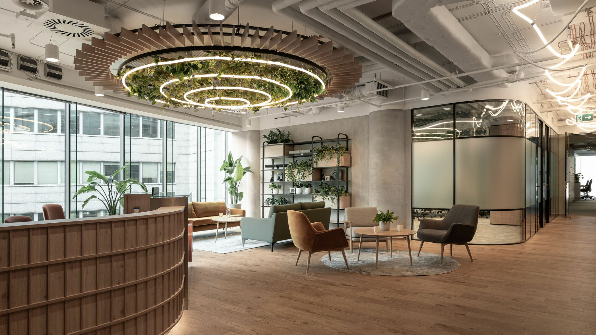 Die Gestaltung vereint skandinavisches Design mit wohnlicher Atmosphäre sowie hohen technischen und akustischen Standards.