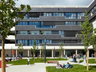 RKW Architektur+ plante das Schloß-Gymnasium in Düsseldorf-Benrath, das dieses Jahr im Februar bezogen wurde.