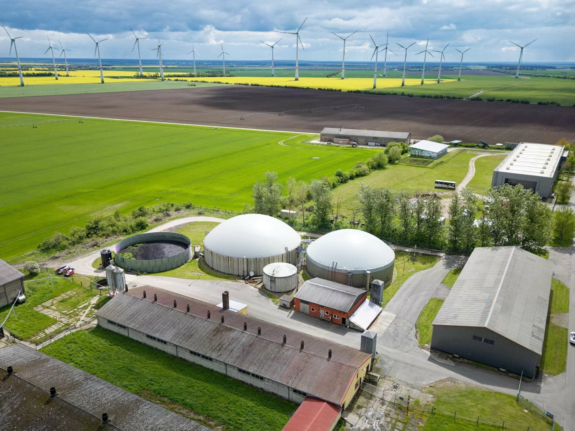 Bürgerinnen und Bürger, Kommune und Unternehmen gründeten ein eigenes Dorfwerk, ließen ein Strom- und Wärmenetz verlegen und nutzen die Ressourcen der Natur mit Windkraftanlagen, Biogasanlage, Hackschnitzelheizung und Photovoltaik.