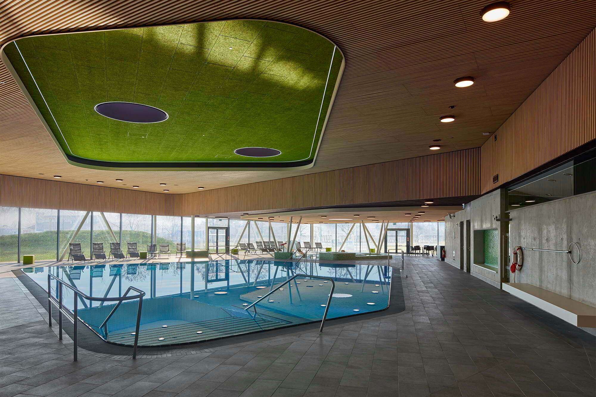 Die Schwimmhalle ist in verschiedene Bereiche unterteilt, wodurch die verschiedenen Besucherströme größtenteils voneinander getrennt werden.