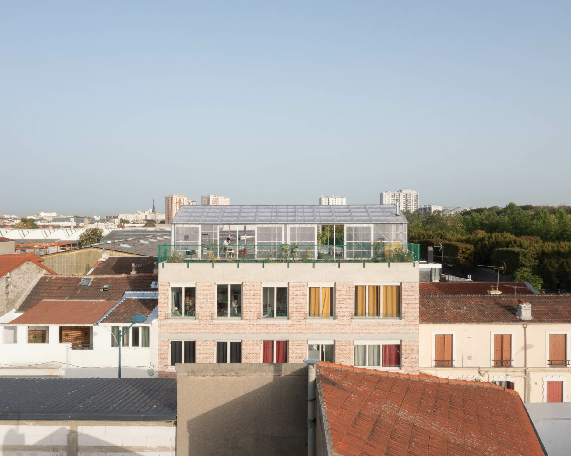 Die Architekt*innen verzichteten auf ein Geschoss, um das Gebäude in die Nachbarschaft einzubetten.