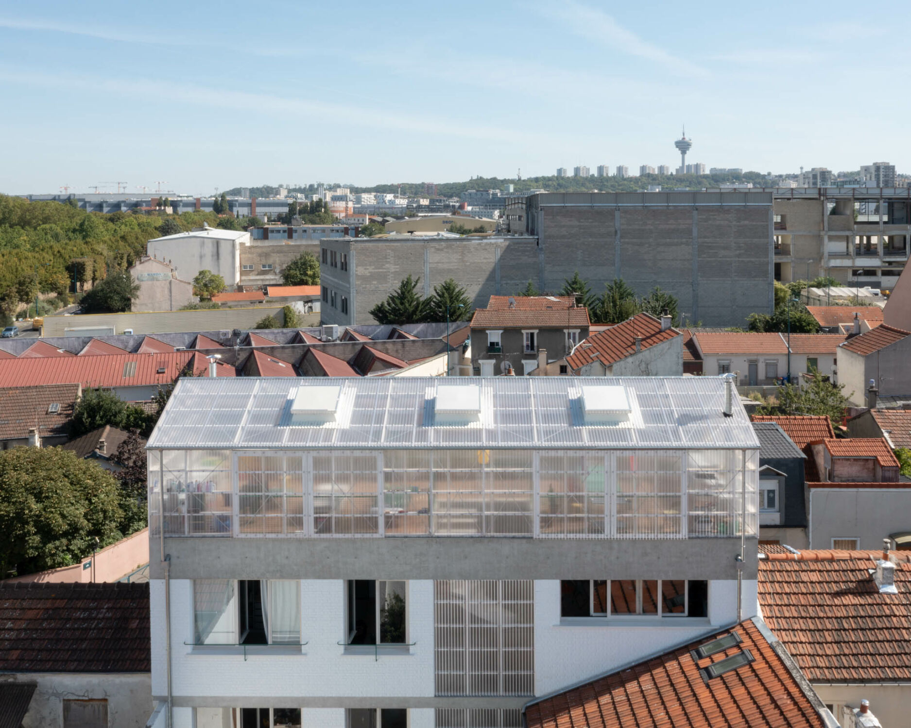 Die Polycarbonatplatten des Dachaufbaus setzen sich im Treppenhaus fort und stellen so Bezüge zwischen den einzelnen Bereichen her.