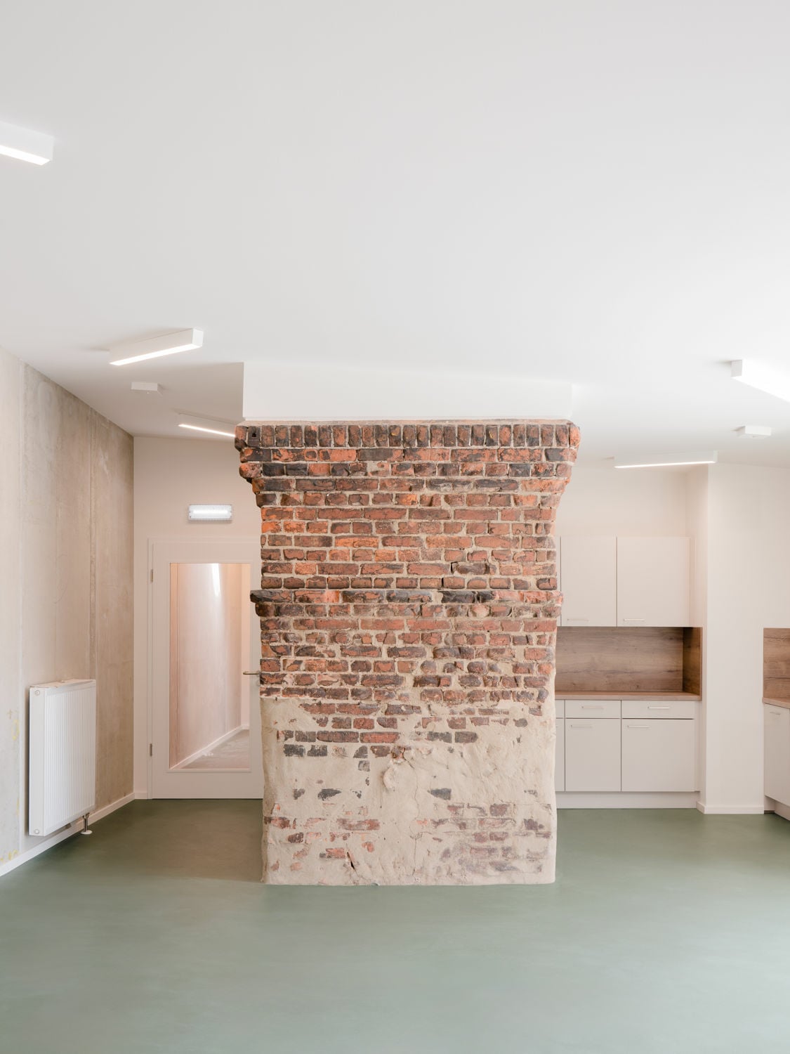 Auch im Inneren des Gebäudes schrecken die Architekt*innen nicht vor dem offenen Umgang mit den Bestand zurück.