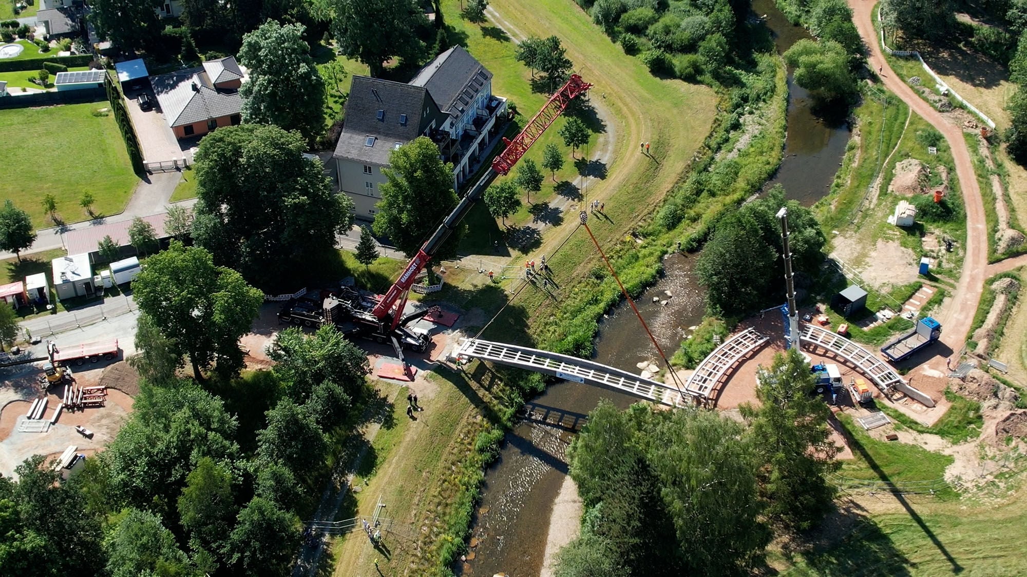 Eine neue Fußgängerinnenbrücke verbindet beide Ufer und bietet Ausblicke über die Flussaue,