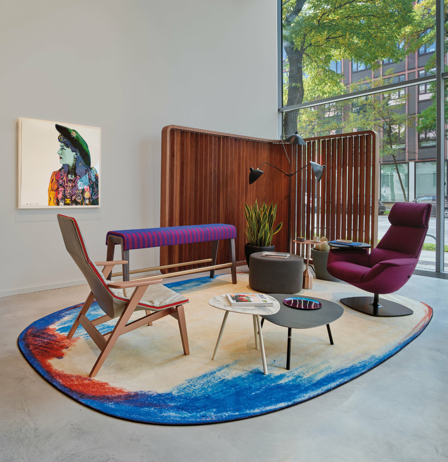 Im Foyer sitzt man im Schaufenster, soll sich aber nicht so fühlen. Dafür sorgen Holzaufsteller und moderne Ohrensessel.