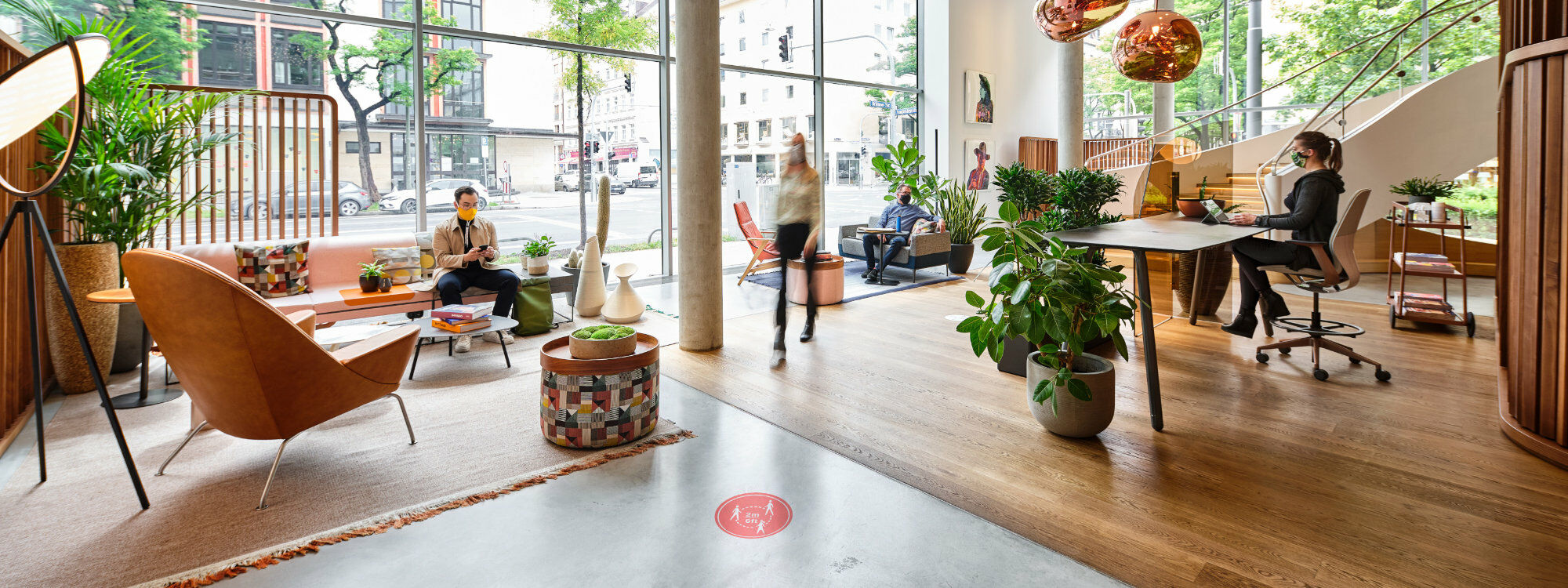 Das Foyer im wohnlichen Stil empfängt die Besucher und bringt Leben in sonst meist leere Vorhallen.