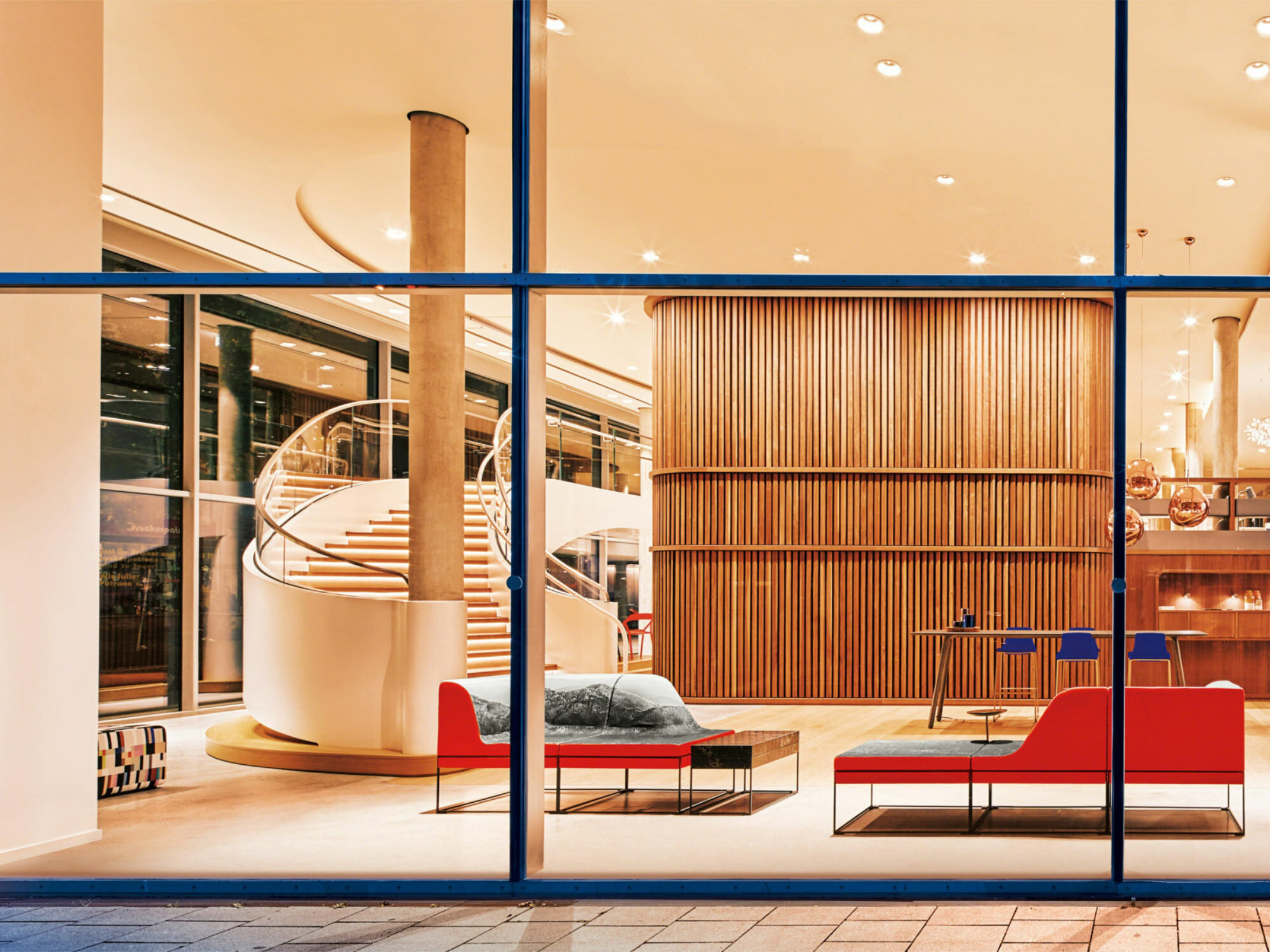 Das Gebäude wurde von Henn Architekten und dem Studio Jouin Manku geplant und schon 2018 fertiggestellt und bezogen. Doch seither hat sich die Arbeitswelt verändert; die Räume bekamen daher ein Design-Update und wurden umgebaut.