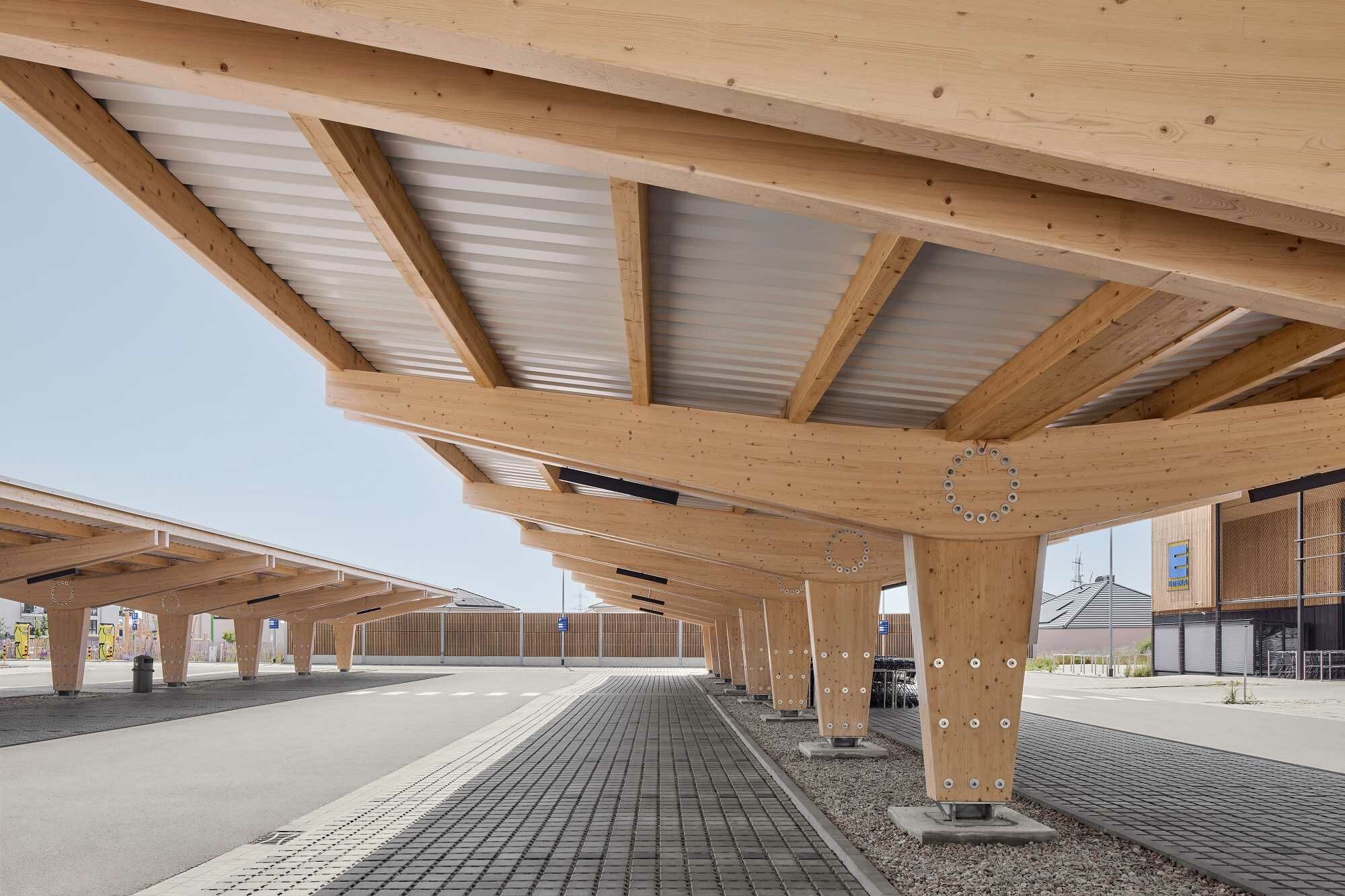 Sichtbaren Holzstrukturen schaffen sogar im Außenbereich eine warme, natürliche Atmosphäre. 