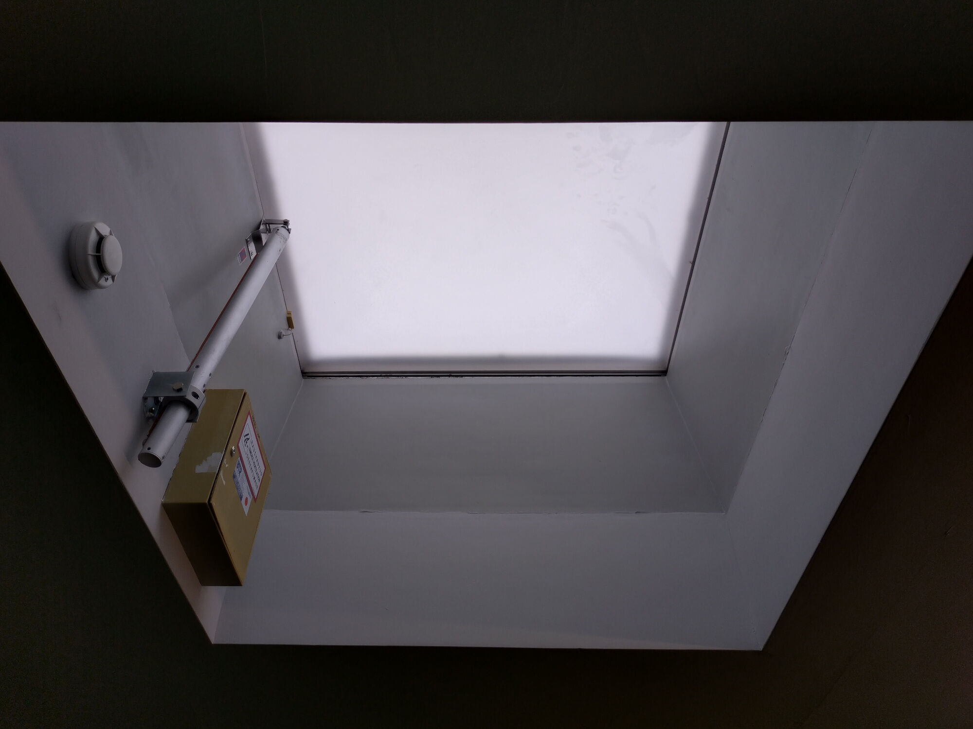 Dachfenster, das im Brandfall zwecks Entrauchung geöffnet wird.