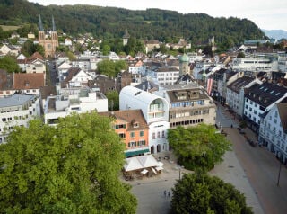 Luftbild des Hotels mit Blick auf den Kornmarktplatz