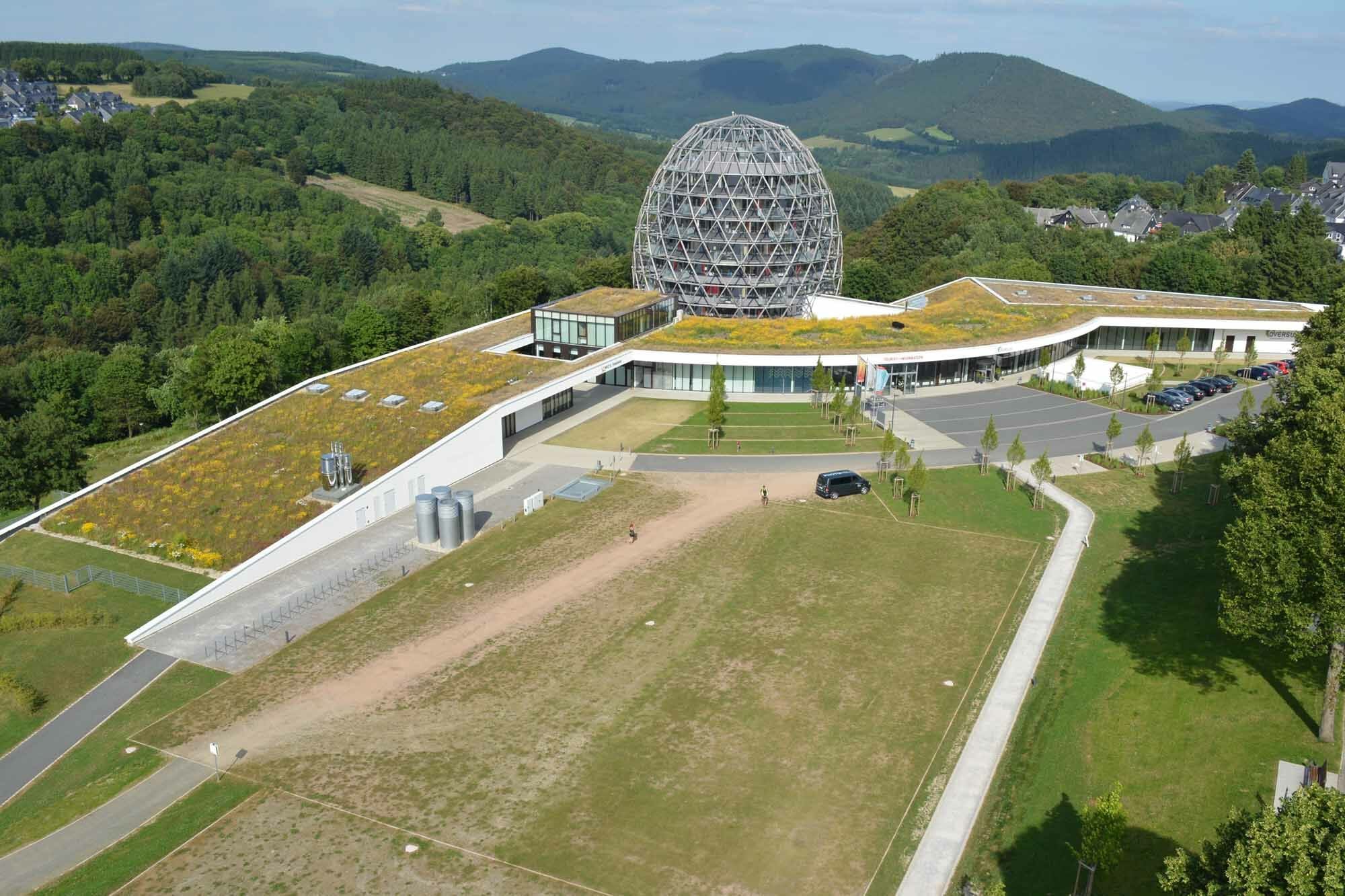 Eine zentrale ökologische Komponente des Projekts bildet die großflächige Dachbegrünung.
