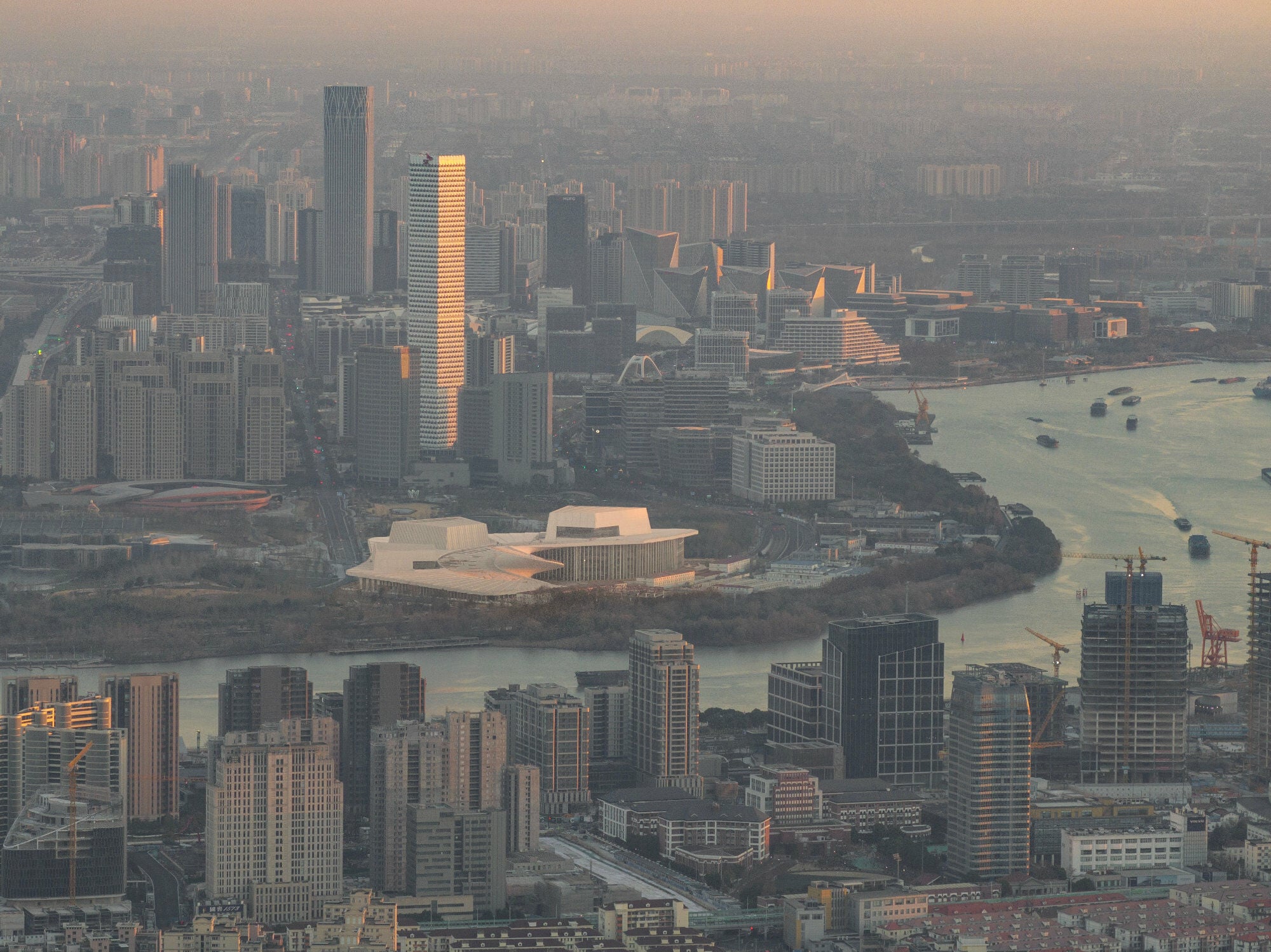 Die Grand Opera bereichert Shanghai mit drei großen Konzertsälen, mehreren Theater-, Kino- und Veranstaltungsräumen, Restaurants und einer Bibliothek.