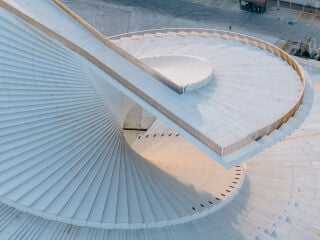 Die Grand Opera in Shanghai, geplant von Snøhetta, sorgt schon kurz vor Fertigstellung für Aufsehen: Wie nur ist die kühne Doppelhelix-Treppe statisch und konstruktiv möglich?