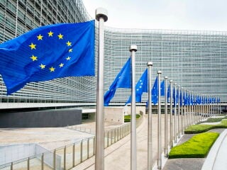 Die EU-Gebäuderichtlinie „EPBD 2024“ ist nicht nur ein wichtiges Instrument der Europäischen Union, um die Energieeffizienz von Gebäuden zu verbessern und deren Dekarbonisierung voranzutreiben, sondern wird auch die Akteure im Bausektor in den nächsten Jahrzehnten maßgeblich beeinflussen.