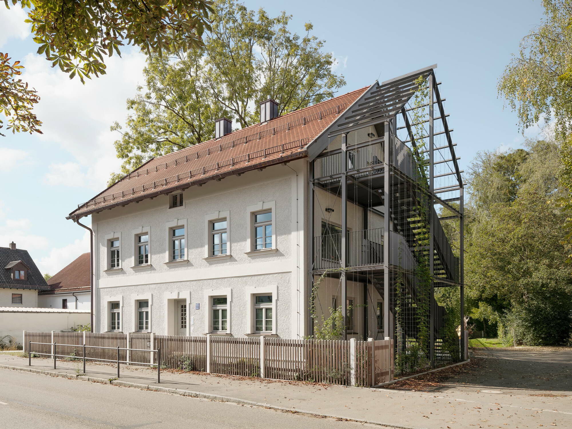 Im Zuge der Sanierung des denkmalgeschützten Bauwerks wurde die Fassade nach historischen Zeichnungen rekonstruiert und mit einem Aerogel-Dämmputz versehen.