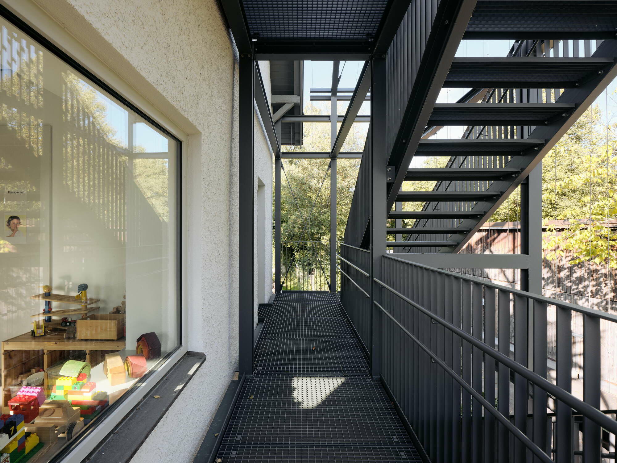 An der Nordseite wurden die Fenster vergrößert und ein Treppenturm als zweiter Fluchtweg angebaut.