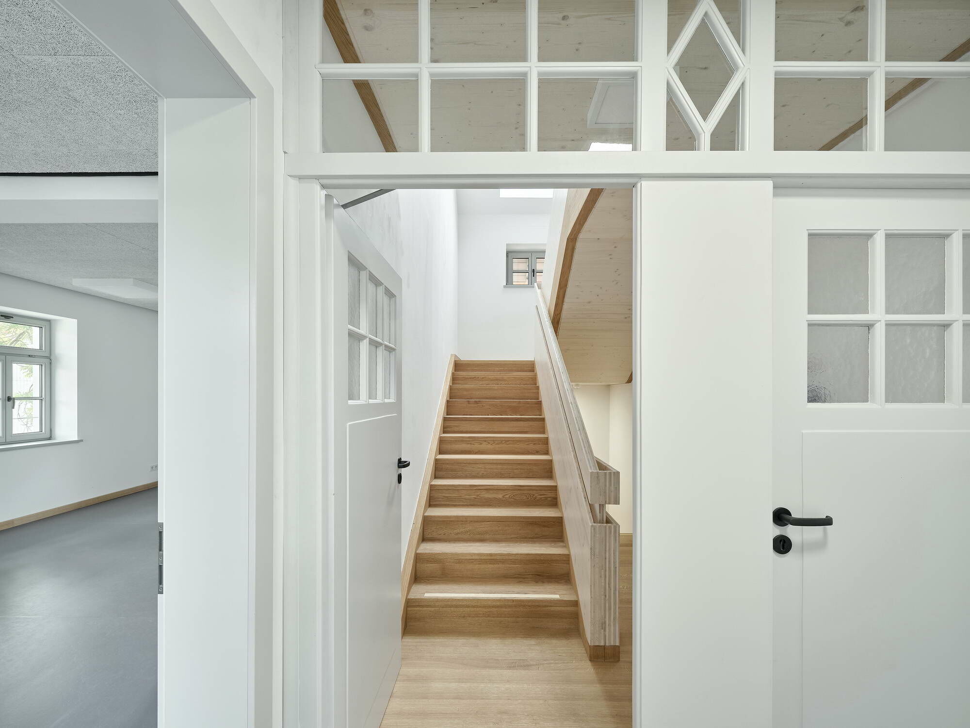 Die Innenräume wurden saniert, inklusive aller Putze, Oberflächen und Bodenbeläge, wobei die Treppe aus baurechtlichen Gründen vollständig erneuert werden musste.