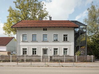 Das im Jahr 1900 als Wohnhaus errichtete Gebäude ist nach fast 20 Jahren Leerstand nach Plänen von Bodensteiner Fest zu einem Integrationskindergarten umgebaut worden.