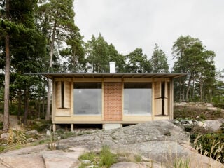 Eine Familie beauftragte die Architekten Anton Kolbe und Per Nadén mit dem Entwurf eines Feriendomizils auf einem Wassergrundstück im schwedischen Oxelösund.
