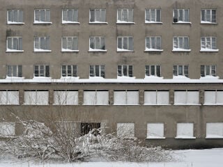 Im KdF-Seebad Rügen (Prorar) sollten rund 20.000 Menschen gleichzeitig Urlaub machen. Der Koloss wurde 1936 bis Kriegsbeginn gebaut und nie vollends fertiggestellt. Seit 2004 werden die Blöcke einzeln veräußert und zu Wohn- und Hotelanlagen umgestaltet.