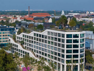 Drehort der Dokumentation ist das Bürogebäude Aera in Berlin.