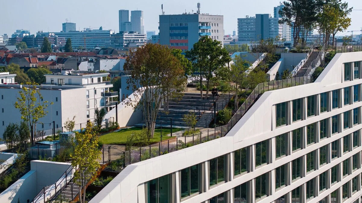 Es wurde auf einem ehemaligen Tanklager errichtet und bietet mit einer rund 2.200 Quadratmeter großen, terrassierten Dachlandschaft einen grünen Rückzugsort inmitten der Stadt. 
