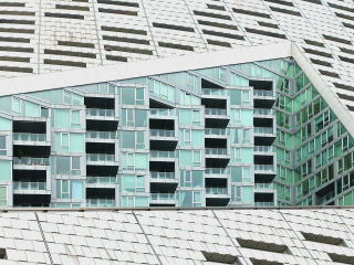 Bei Rasterfassaden wird überwiegend ein zweidimensionales planebenes orthogonales Raster verwendet. Im Bild: Baustelle Ergänzung Galeria Kaufhof, Berlin, Architektur: Kleihues + Kleihues