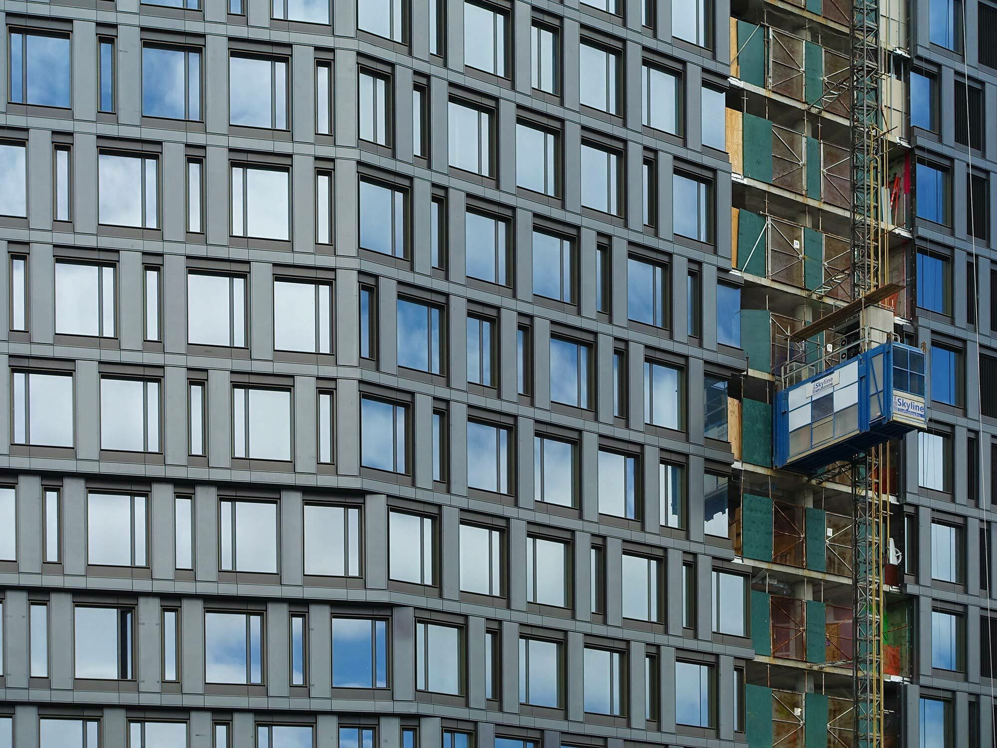 Rhythmus und Akzente entstehen durch Wechsel von Transparenz und Opazität, Enge und Weite sowie Farbe und Materialität. Im Bild: Skyscraperbaustelle in New York City