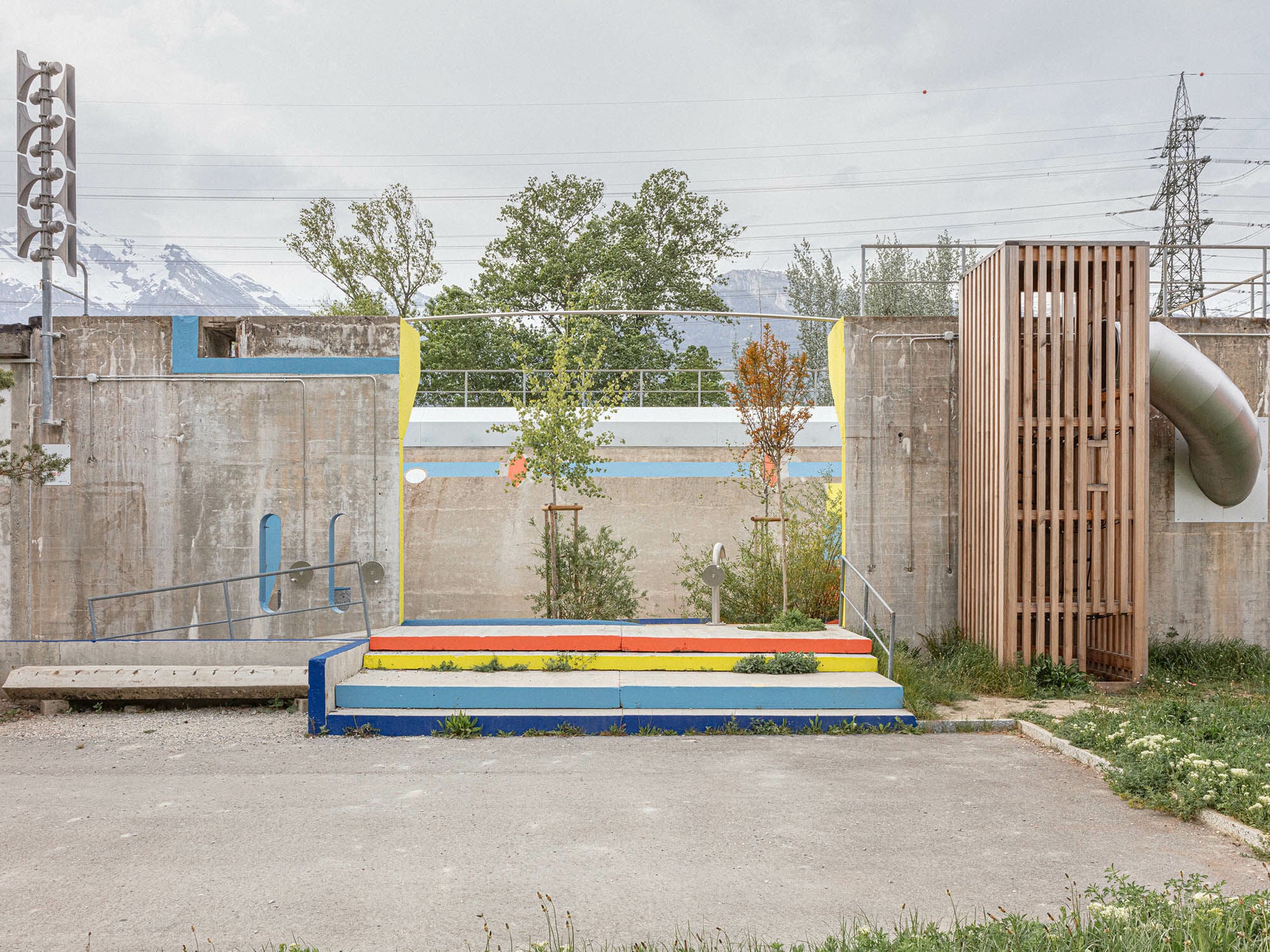 In Aproz verwandelte das Team von En-Dehors ein altes Klärbecken in einen neuen Wasserspielplatz.