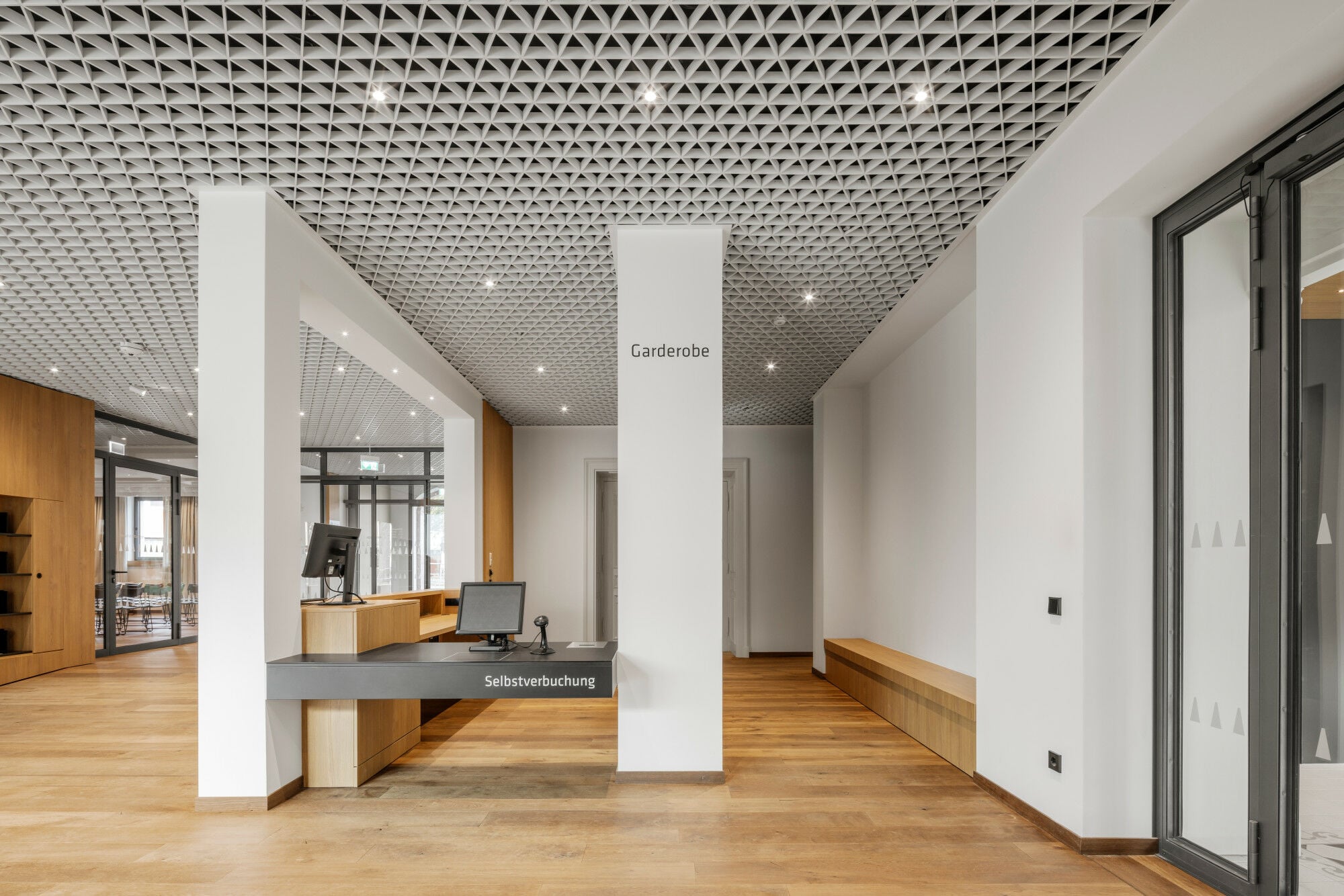 Das Innere ist hochwertig, aber zweckmäßig und farblich zurückhaltend gestaltet, zugunsten von mehr Licht, Platz und weiten Sichtbezügen. Hier das Foyer.