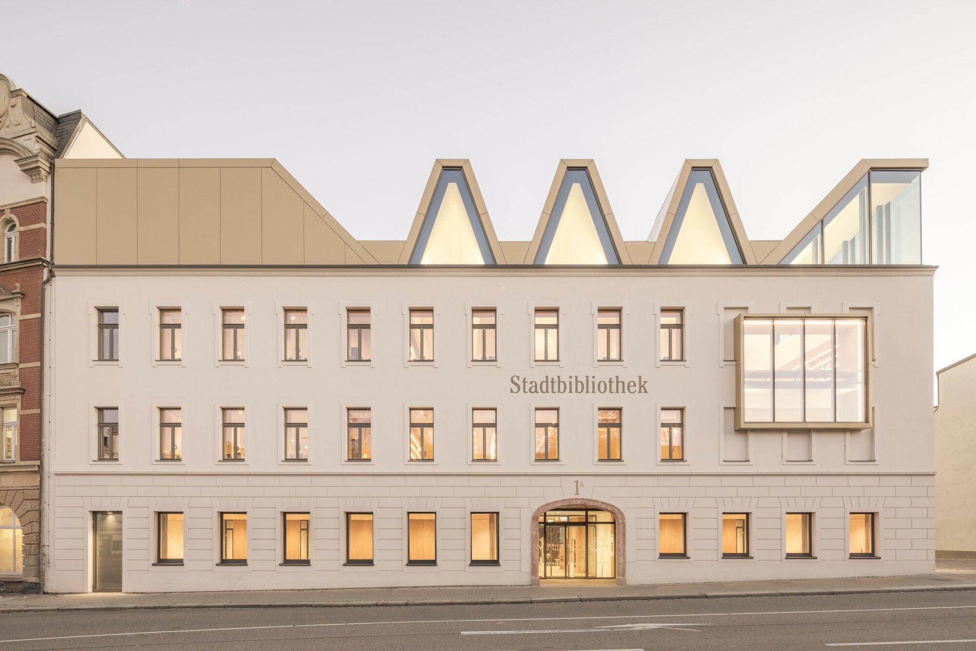 Obgleich neu errichtet, erinnern Fassade und Dach an die alten Proportionen und Kubaturen, allerdings mit zeitgenössischer Architektur.