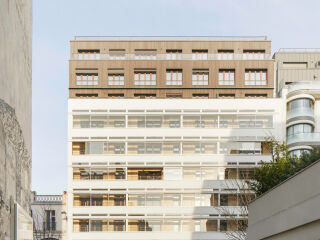 Im 11. Pariser Arrondissement verwandelte Atelier Téqui Architectes ein Parkhaus aus den 1950er-Jahren in ein Wohngebäude mit hoher architektonischer und wohnlicher Qualität.